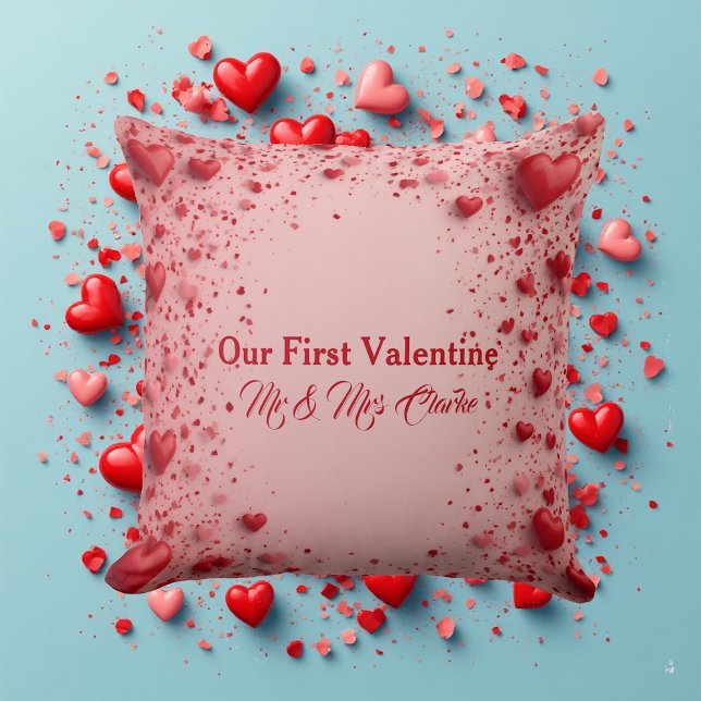 Coussin Notre Premier Valentin M. et Mme Cœurs Romantiques (Our First Valentine Mr & Mrs Romantic Hearts Throw Pillow)