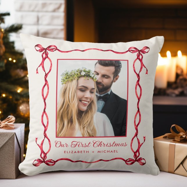 Coussin Notre première photo de mariage de Noël (Our First Christmas Newlywed Wedding Photo Throw Pillow)