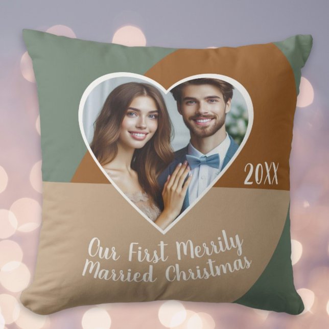 Coussin Notre première photo personnalisée de Noël mariée  (Our First Merrily Married Christmas Custom Photo Throw Pillow)