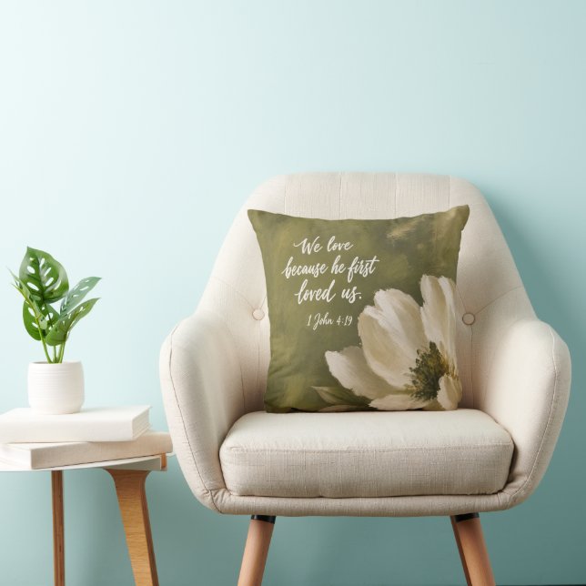 Coussin NOUS AIMONS PARCE QU'IL NOUS A D'ABORD AIMÉS | Cad (Chaise)