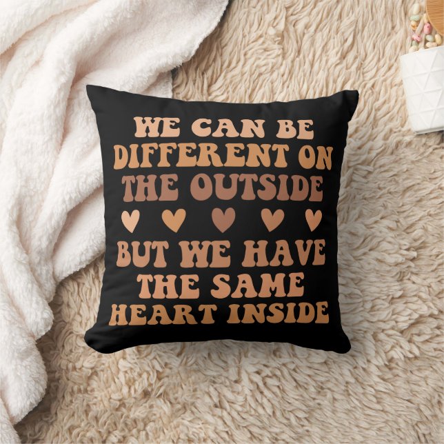 Coussin Nous pouvons être différents à l'extérieur Histoir (Couverture)