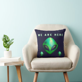 Coussin "Nous sommes ici" tête d'alien vert
