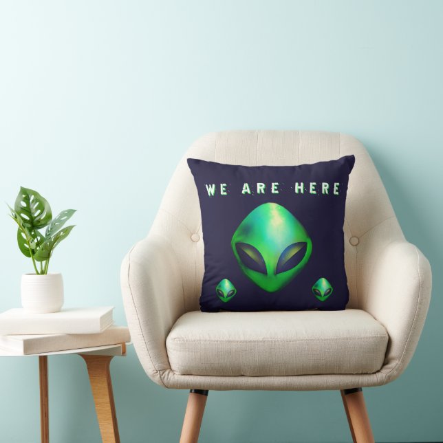 Coussin "Nous sommes ici" tête d'alien vert (Chaise)