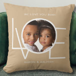 Coussin Nous Vous Aimons Papa Photo Personnalisée Tan<br><div class="desc">This We Love You Dad Photo Coussin est décoré avec le mot LOVE dans la typographie blanche sur un arrière - plan bronzé. Facilement personnalisable avec votre photo et votre nom. Parfait comme cadeau de Fête des pères.</div>