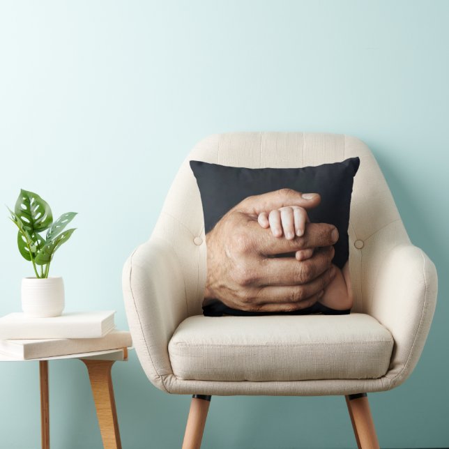 Coussin Nouveau bébé dans les mains de Papa (Chaise)