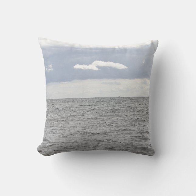 Coussin nuages blancs sur mer grise (Recto)