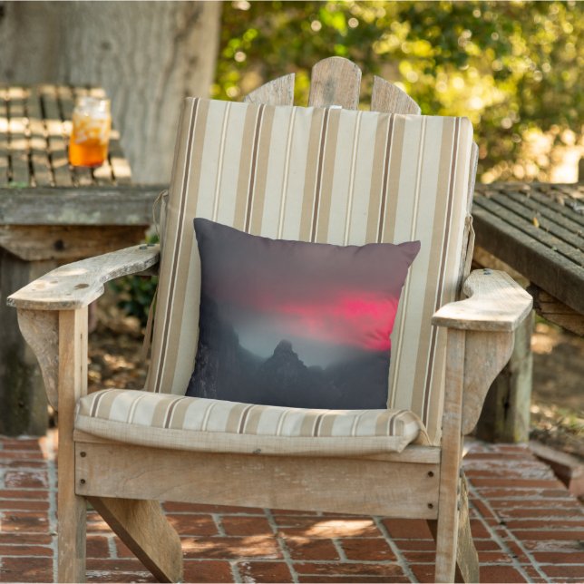 Coussin Nuages brûlants, brouillard et montagnes (Chaise)