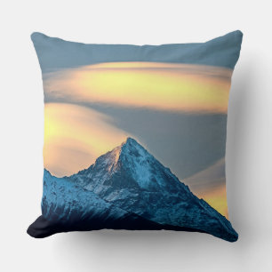 Coussin Nuages uniques sur des montagnes enneigées