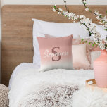 Coussin Nuances de calligraphie rose Monogramme Jeu d'orei<br><div class="desc">Cette coussin rose ombré présente des teintes roses et un monogramme à l'avant. Le monogramme peut être customisé à l'aide de la fonction de personnalisation. Ce coussin lui fait un cadeau spécial !</div>