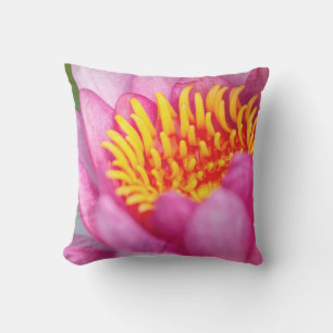 Coussin Nymphéa rose vibrant gros plan