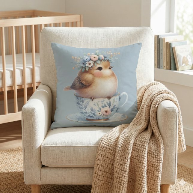 Coussin Oiseau bleu mignon avec couronne florale en Teacup (Cute Blue Bird with Floral Crown in Teacup Throw Pillow Mockup A)
