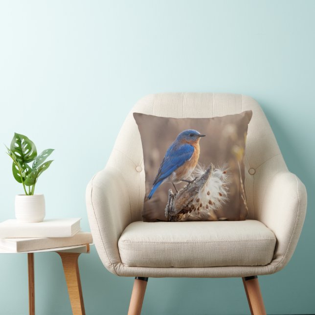Coussin Oiseau bleu sur une cosse d'asclépiade (Chaise)