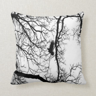 Coussin Oiseau de photo de B&W pilotant #2