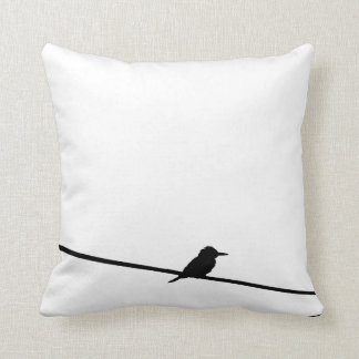 Coussin Oiseau noir sur un fil