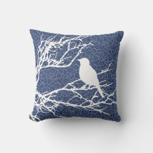 Coussin Oiseau sur une branche, blanc contre bleu marine