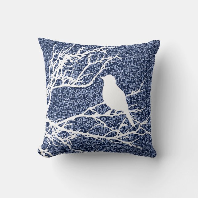 Coussin Oiseau sur une branche, blanc contre bleu marine (Recto)