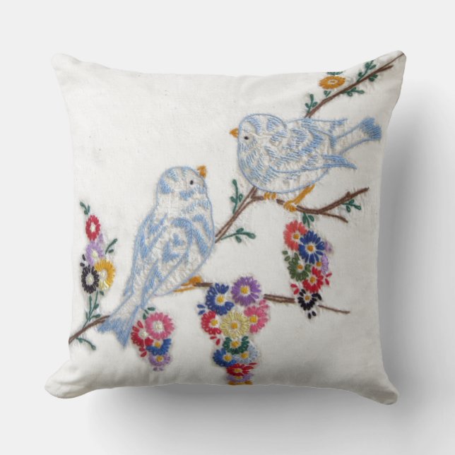 Coussin Oiseaux bleus brodés par Alice Flynn (Recto)