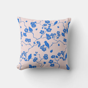 Coussin Oiseaux sur les fleurs de cerisier Bleu sur Blush