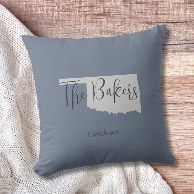 Coussin Oklahoma State Outline Nom de famille Jeu d'oreill (Show pride for your state and personalize it!  "love makes this house a home in <your state>")