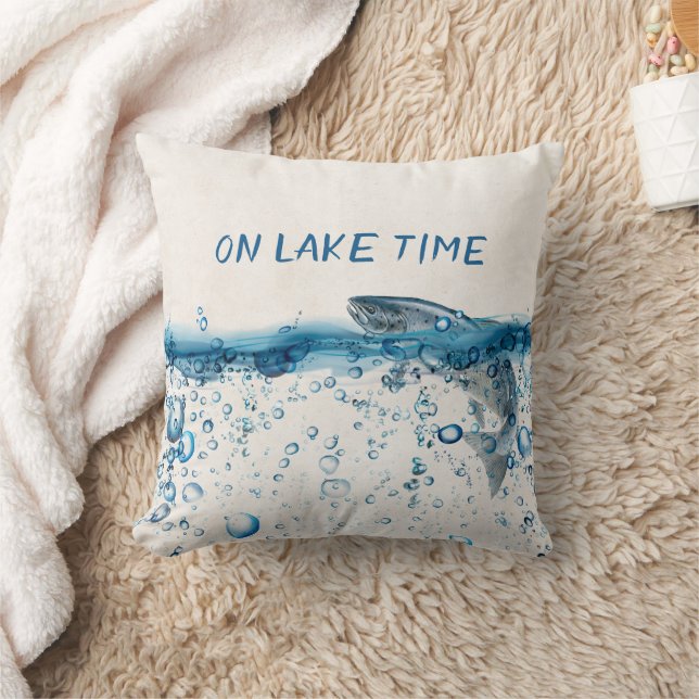 Coussin On Lake Time texte avec touladi (Couverture)