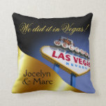Coussin Or de M. et de Mme Newlyweds | de signe de Las<br><div class="desc">Le carreau élégant et fascinant de souvenir comporte l'accueil iconique de Las Vegas se connectent les matrices avant et d'or de roulement avec un coupe-circuit de coeur pour insérer votre photo préférée sur le dos - cadeau parfait de souvenir pour nouveaux M. et Mme ! Employez la PERSONNALISER IL bouton...</div>