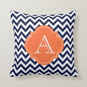 Coussin orange de monogramme de Chevron de bleu