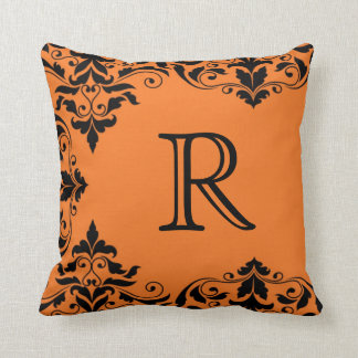 Coussin orange et noir de damassé de monogramme