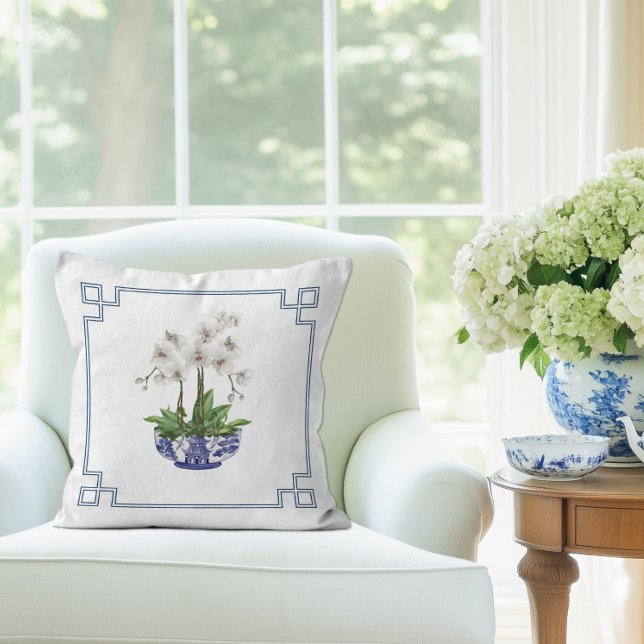 Coussin Orchidée blanche dans un bol en Chinoiserie bleu e (Chinoiserie Orchid throw pillow)