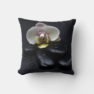 Coussin Orchidée Blanche Sur Pierres Noires