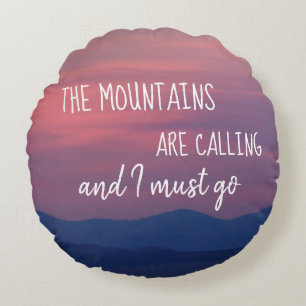 Coussin orienté de montagne avec l'arrière - plan