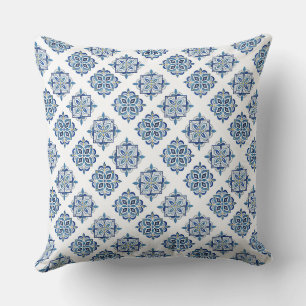 Coussin Ornement brodé bleu sur blanc