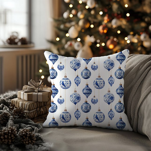 Coussin Ornements de Noël Bleus et Blancs en Chinoiserie (Chinoiserie Blue Baubles Holiday Pillow)