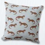 Coussin Otter<br><div class="desc">Un motif de loutres à l'air mignon et suspect sur un arrière - plan bleu oeuf de canard pour les amateurs de faune. Art original de Nic Squirrell.</div>