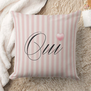 Coussin Oui Oui avec des rayures roses et crème et un cœur
