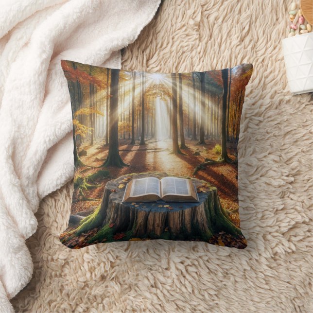 Coussin Ouvrir La Bible Sur Le Stump De L'Arbre D'Automne (Couverture)