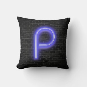 Coussin P initial en enseigne au néon sur brique