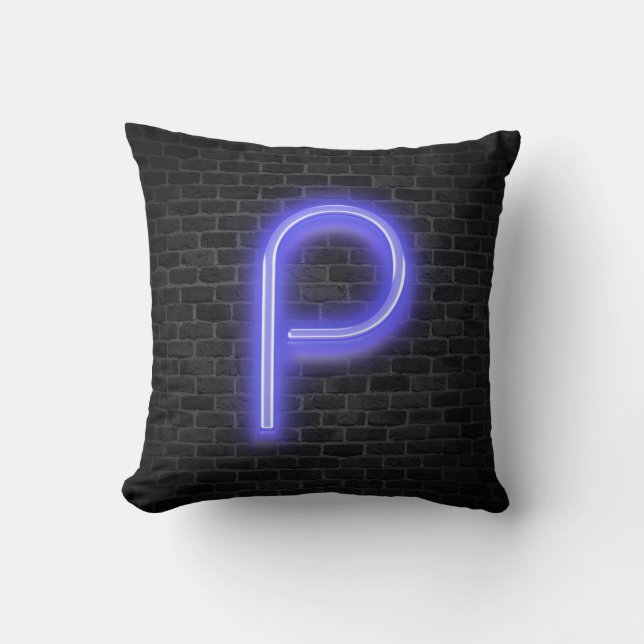 Coussin P initial en enseigne au néon sur brique (Recto)