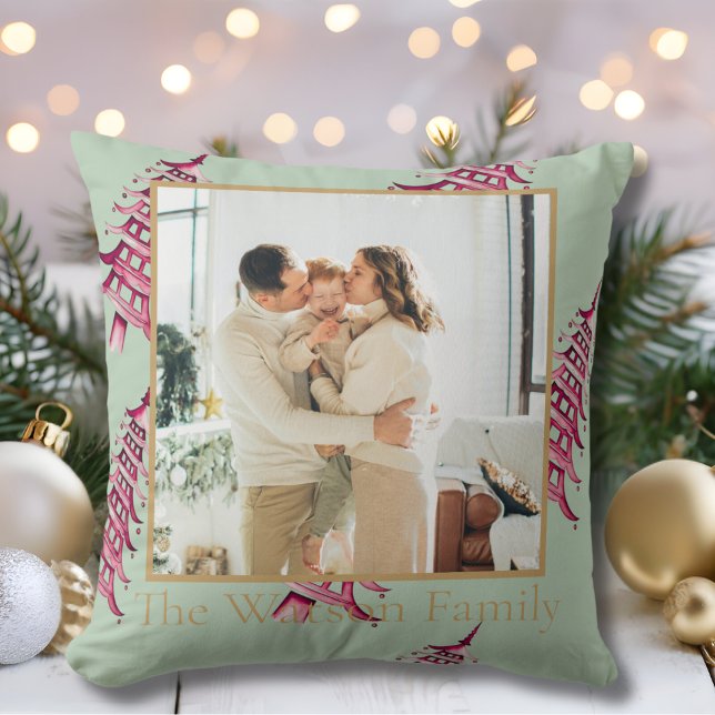 Coussin Pagode rouge Sage Joyeux sapin de Noël 1 photo (Sage red Pagoda Merry Christmas Tree 1-Photo Throw Pillow)