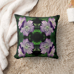 Coussin Paire de fleurs de géranium violet Abstrait