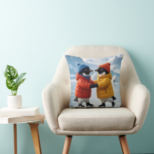 Coussin Paire de pingouins de Noël patinant sur glace