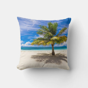 Coussin Palm sur la plage de sable blanc