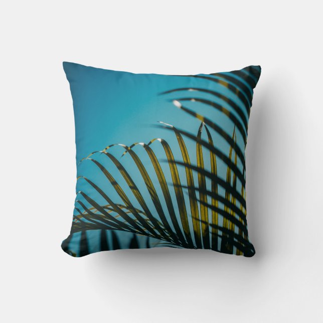 Coussin Palmier vert plante sous ciel bleu le matin (Recto)