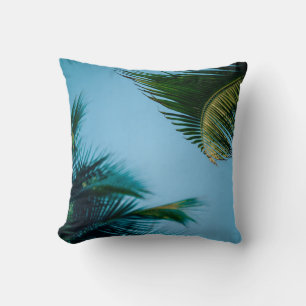 Coussin Palmier vert sous ciel bleu le matin