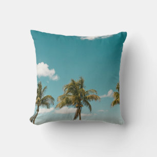Coussin Palmier vert sous ciel bleu le matin