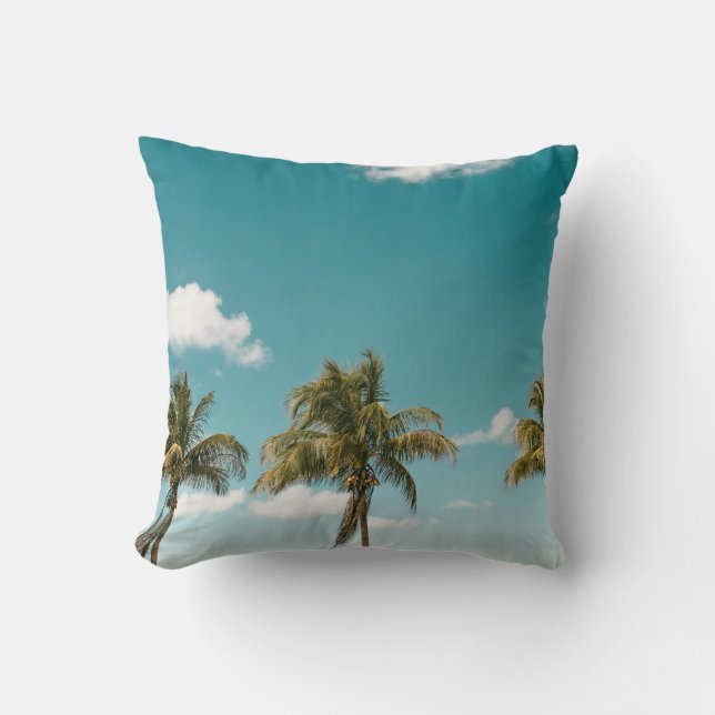 Coussin Palmier vert sous ciel bleu le matin (Recto)