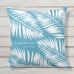 Coussin Palmiers bleus et blancs avec nom et année<br><div class="desc">Cet élégant design d'été présente des feuilles de palmiers blancs sur un joli arrière - plan bleu aqua, et comprend votre nom de famille et votre année de naissance.</div>