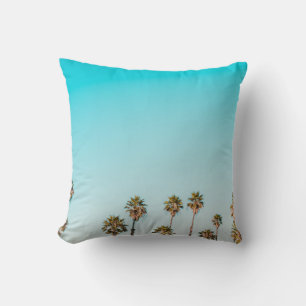 COUSSIN PALMIERS VERTS ET BROWN SOUS UN CIEL BLEU CLAIR