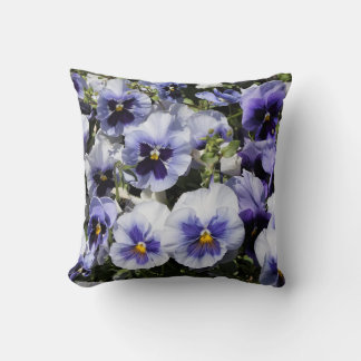 Coussin Pansies violettes de 16 po x 16 po