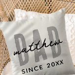 Coussin Papa Depuis 20XX Moderne Simple Preppy<br><div class="desc">Ce design simple et moderne est composé de la typographie de san serif.</div>