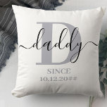 Coussin Papa Monogramme Élégant Script gris argent<br><div class="desc">Coussin personnalisé pour un nouveau papa ou père établi de longue date, que vous pouvez personnaliser avec la date qu'ils sont devenus un père. Ce design minimaliste branché présente une palette de couleurs gris argenté, noir et blanc. Il a un monogramme papa, avec la lettre initiale D et le nom...</div>